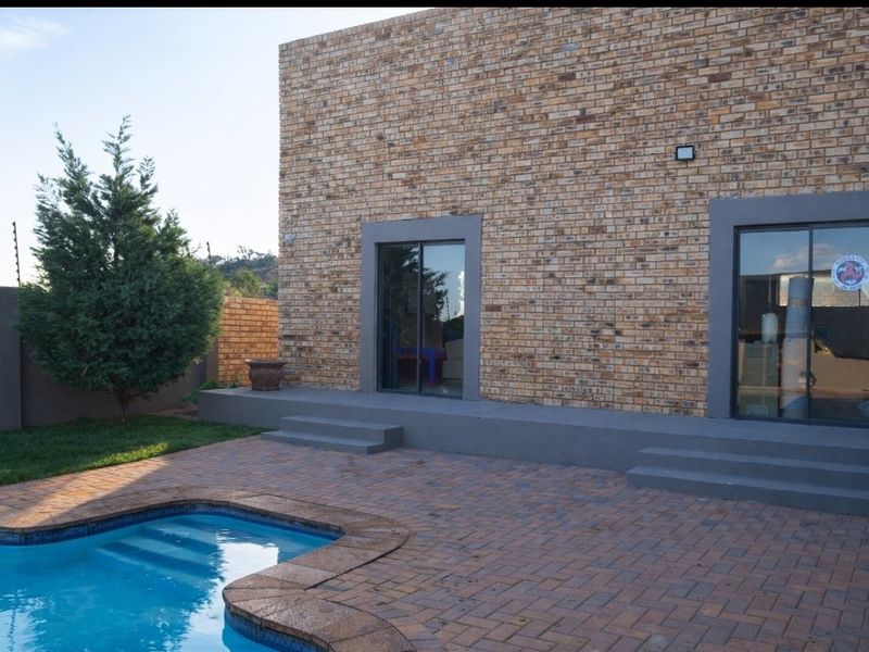 AN EXTRAORDINARY FOUR-BEDROOM RESIDENCE IN PRIME DORINGKRUIN – WHERE SPACE, SECURITY & VERSATILITY UNITE - Photo 10