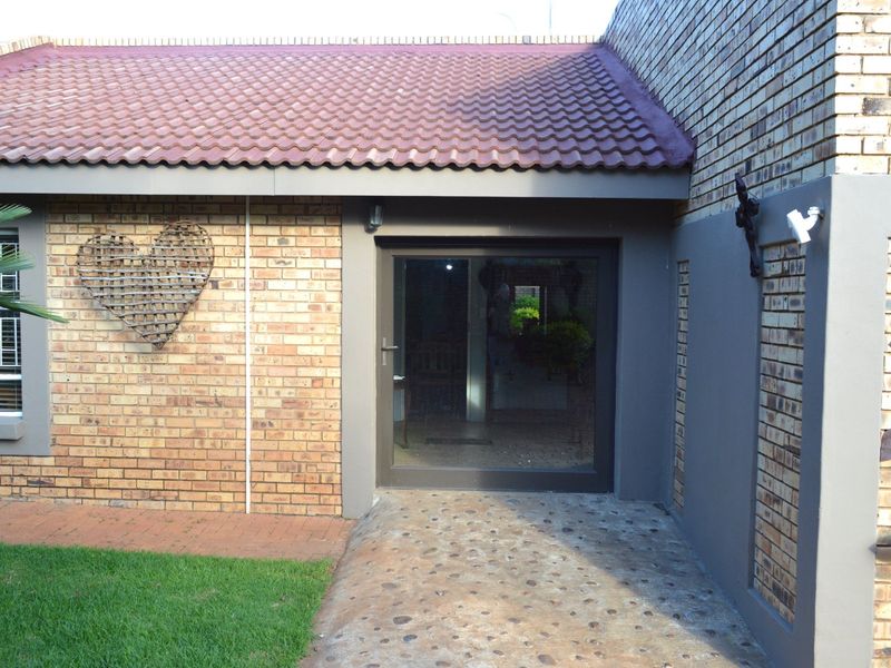 AN EXTRAORDINARY FOUR-BEDROOM RESIDENCE IN PRIME DORINGKRUIN – WHERE SPACE, SECURITY & VERSATILITY UNITE - Photo 7