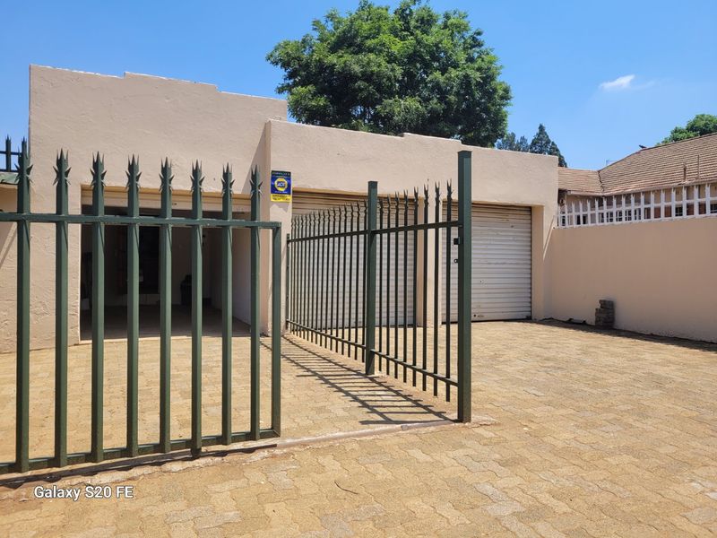 One Price. Two Houses. Endless Possibilities!! 4 Bed & 3 Bed House!!! - Photo 3