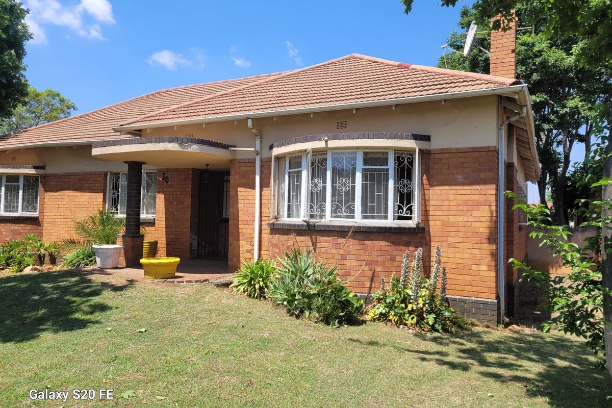 One Price. Two Houses. Endless Possibilities!! 4 Bed & 3 Bed House!!! - Photo 2