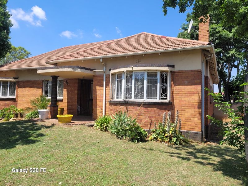 One Price. Two Houses. Endless Possibilities!! 4 Bed & 3 Bed House!!! - Photo 2