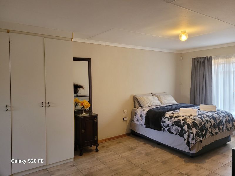 One Price. Two Houses. Endless Possibilities!! 4 Bed & 3 Bed House!!! - Photo 10