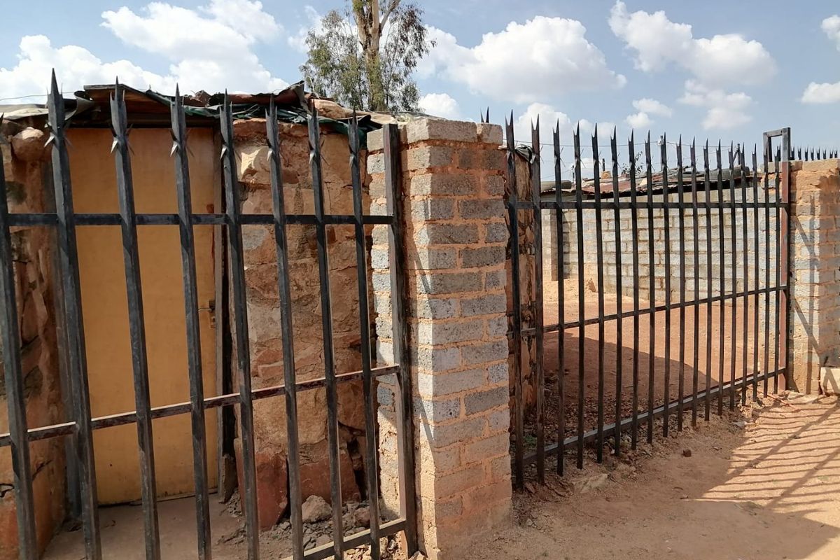 ACANT STAND FOR SALE LOCATED IN TEMBISA, DUDUZA SECTION - Photo 3