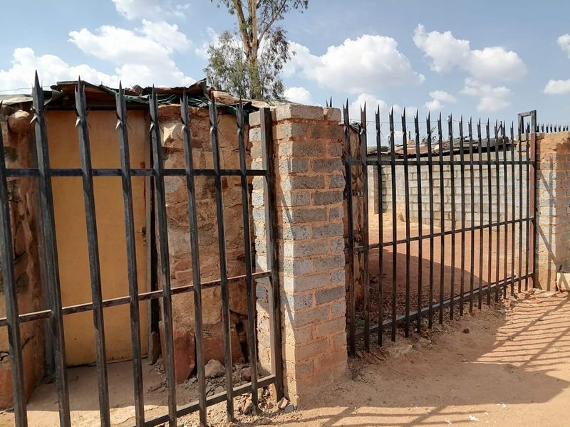 ACANT STAND FOR SALE LOCATED IN TEMBISA, DUDUZA SECTION - Photo 3