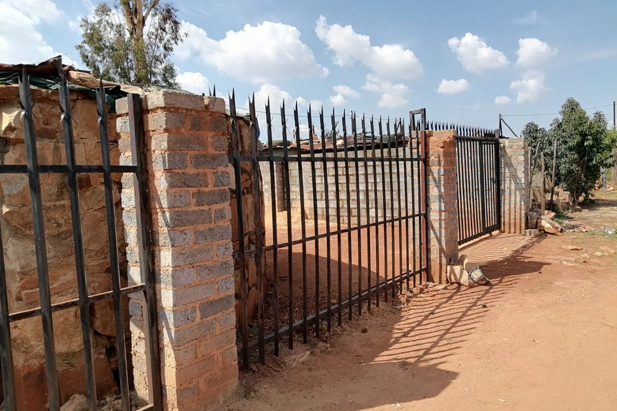 ACANT STAND FOR SALE LOCATED IN TEMBISA, DUDUZA SECTION - Photo 2