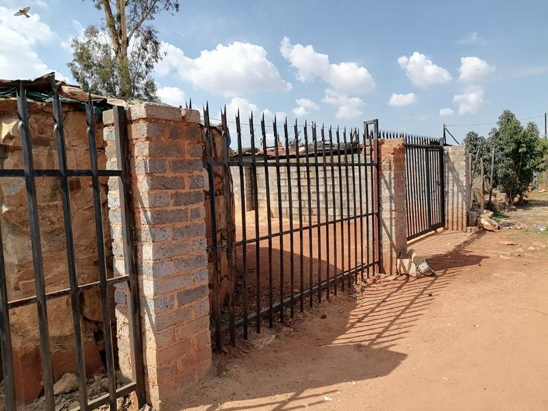 ACANT STAND FOR SALE LOCATED IN TEMBISA, DUDUZA SECTION - Photo 2