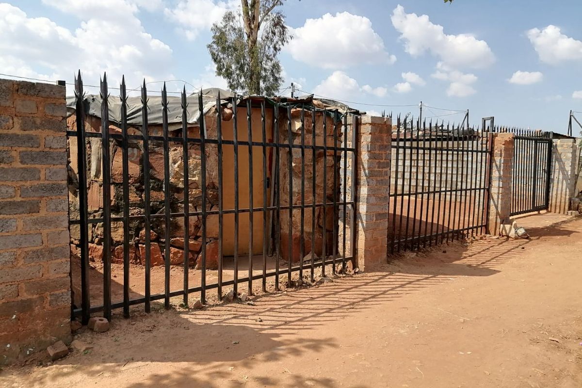 ACANT STAND FOR SALE LOCATED IN TEMBISA, DUDUZA SECTION - Photo 5