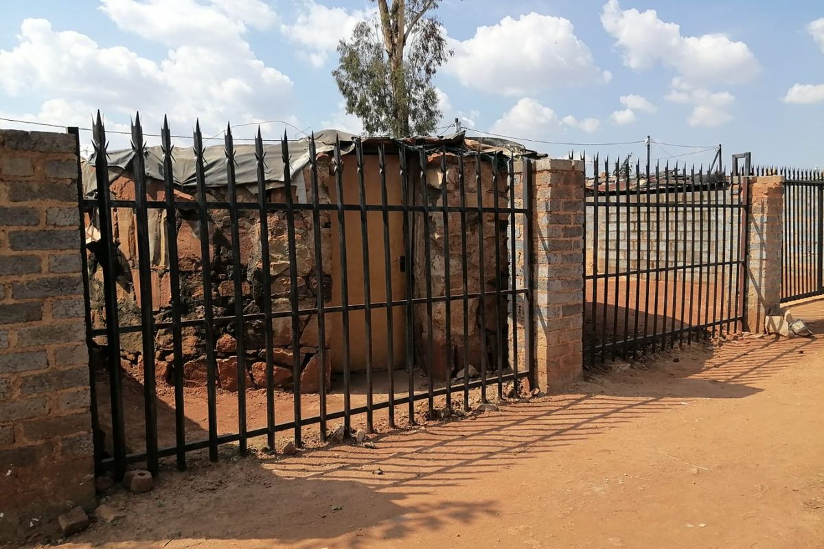 ACANT STAND FOR SALE LOCATED IN TEMBISA, DUDUZA SECTION - Photo 4
