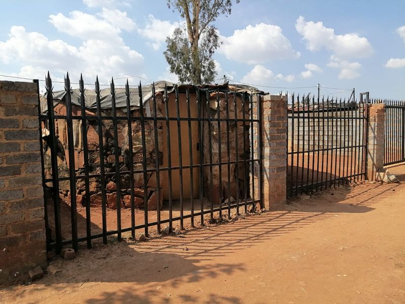 ACANT STAND FOR SALE LOCATED IN TEMBISA, DUDUZA SECTION - Photo 4