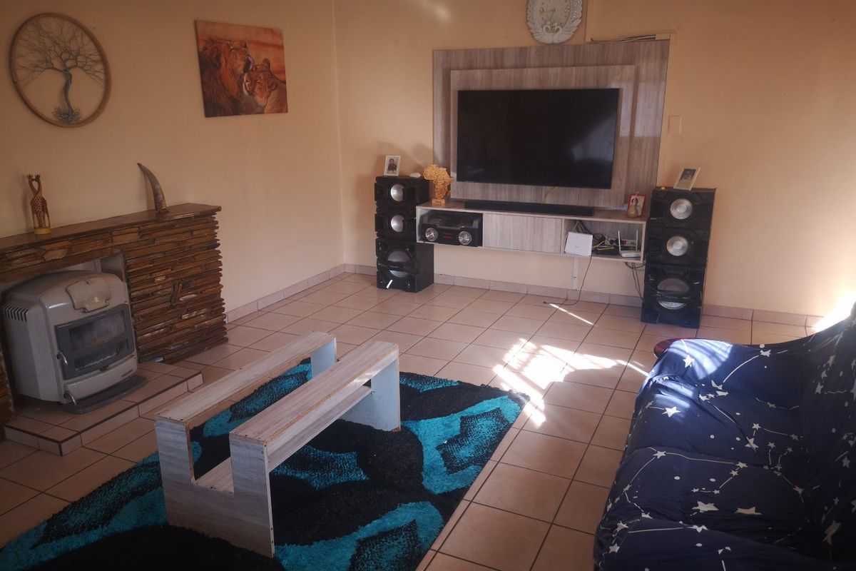 Charming 2-Bedroom Home with Granny Flat on Spacious Stand! - Photo 2