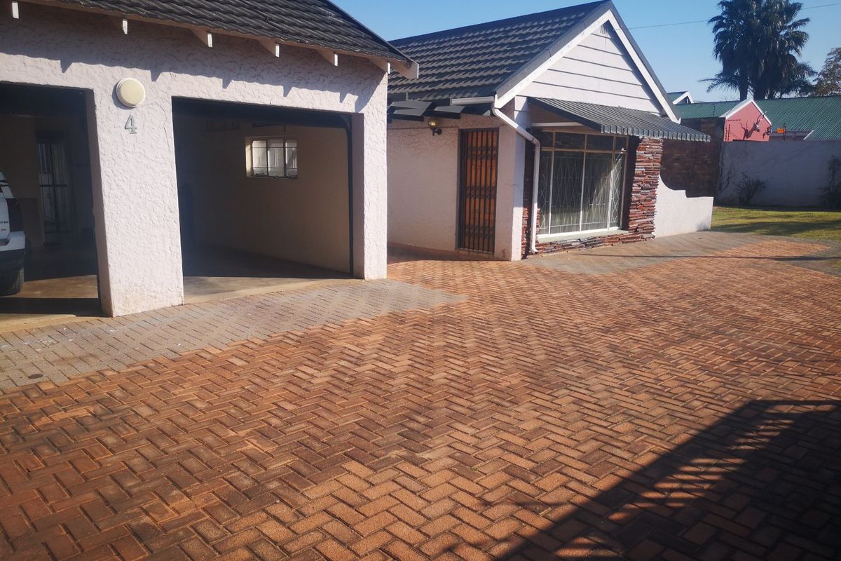 Charming 2-Bedroom Home with Granny Flat on Spacious Stand! - Photo 5