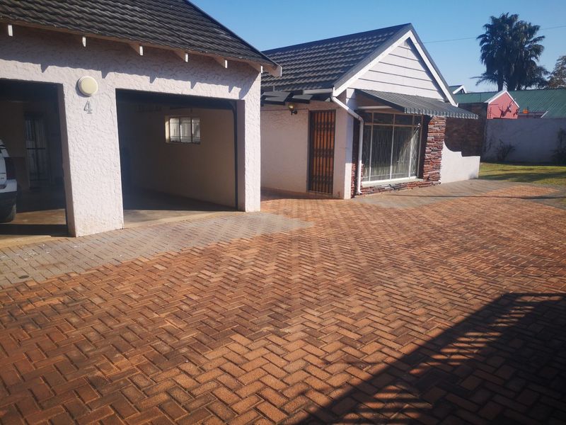 Charming 2-Bedroom Home with Granny Flat on Spacious Stand! - Photo 5