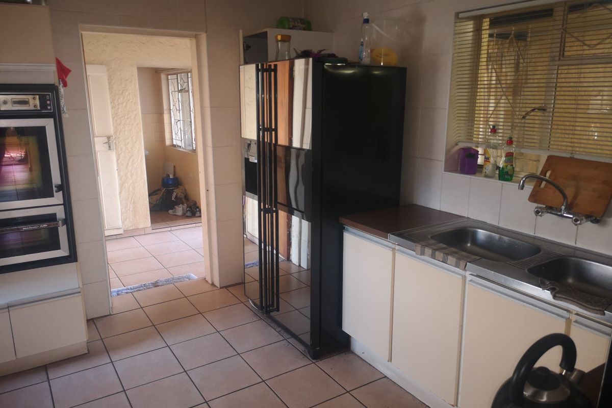 Charming 2-Bedroom Home with Granny Flat on Spacious Stand! - Photo 3