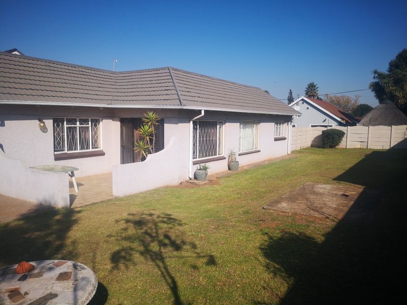 Charming 2-Bedroom Home with Granny Flat on Spacious Stand! - Photo 6