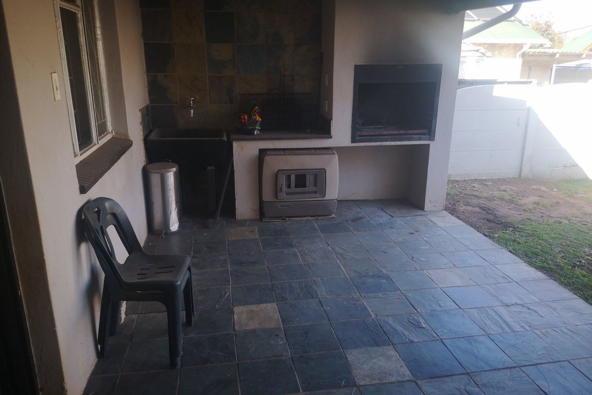 Charming 2-Bedroom Home with Granny Flat on Spacious Stand! - Photo 4