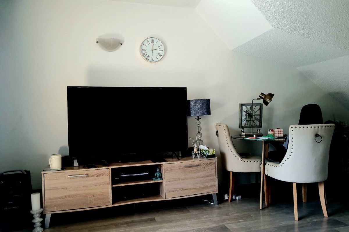 Reduced to Sell | Sunlit Duplex Retreat: Charming, Spacious 2-Bedroom Duplex Apartment in Sought-After Musgrave - Photo 3