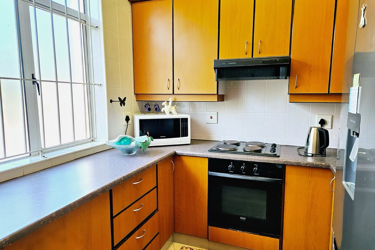 PRICE FURTHER REDUCED! Move-In Ready 2-Bedroom Apartment with in Secure Glenwood - Photo 4