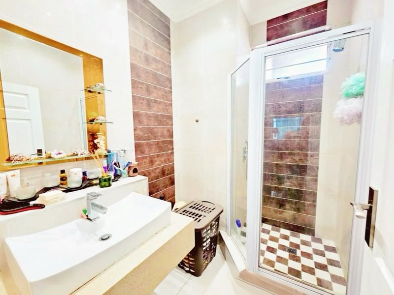 PRICE FURTHER REDUCED! Move-In Ready 2-Bedroom Apartment with in Secure Glenwood - Photo 9