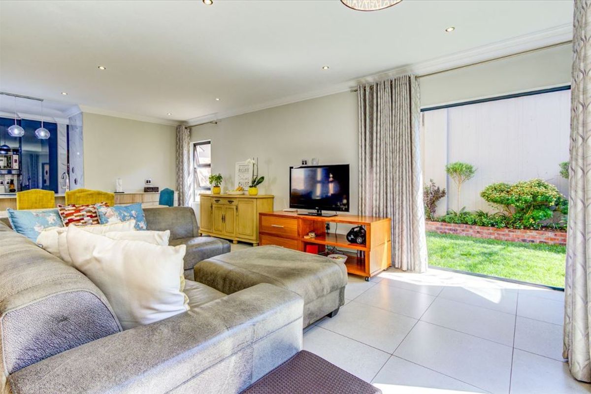 Spacious and Versatile Family Home - Photo 2