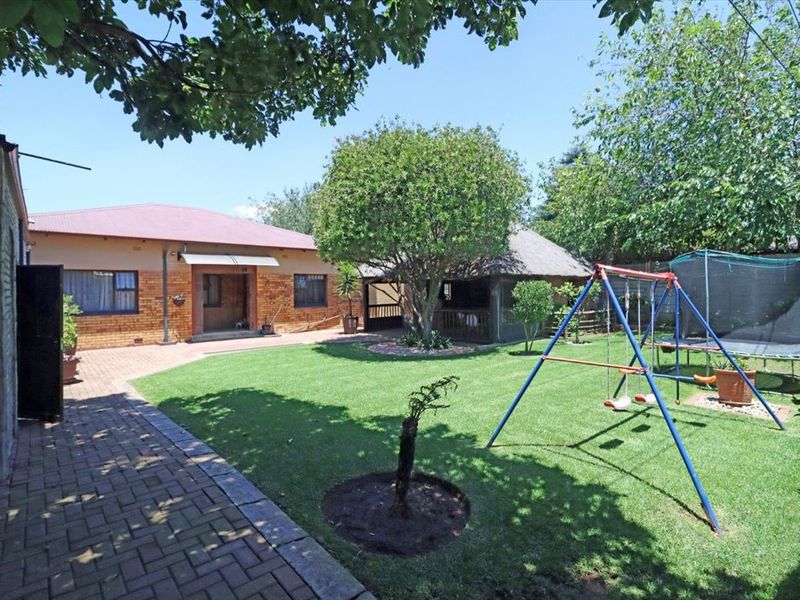 Spacious Home with Ample Parking and Extra Features - Photo 3