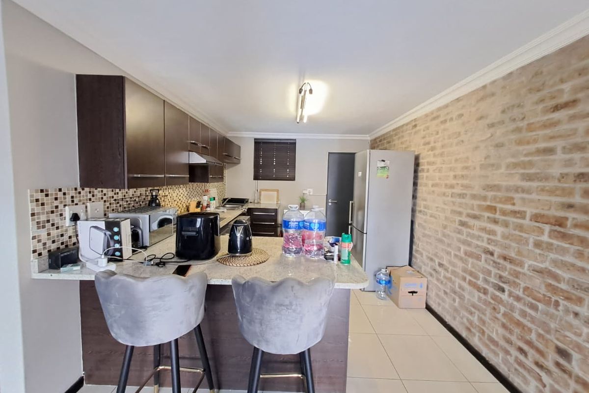 Elegant & Spacious 2-Bedroom Unit with Balcony - Photo 2