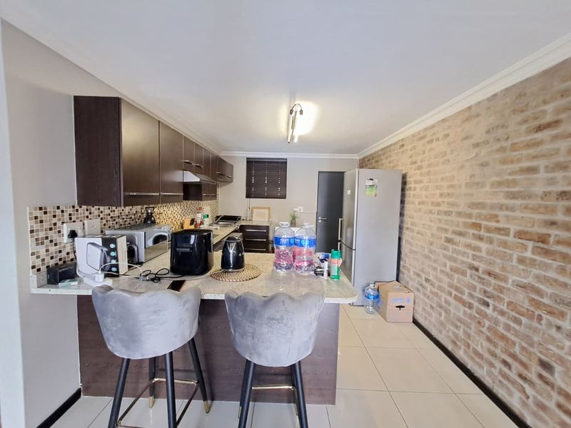 Elegant & Spacious 2-Bedroom Unit with Balcony - Photo 2