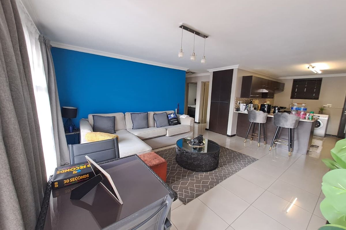 Elegant & Spacious 2-Bedroom Unit with Balcony - Photo 5