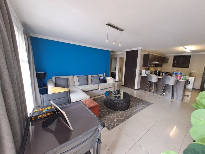 Elegant & Spacious 2-Bedroom Unit with Balcony - Photo 5