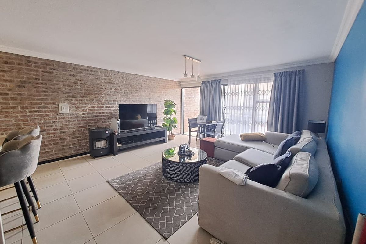 Elegant & Spacious 2-Bedroom Unit with Balcony - Photo 3