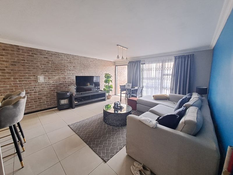 Elegant & Spacious 2-Bedroom Unit with Balcony - Photo 3