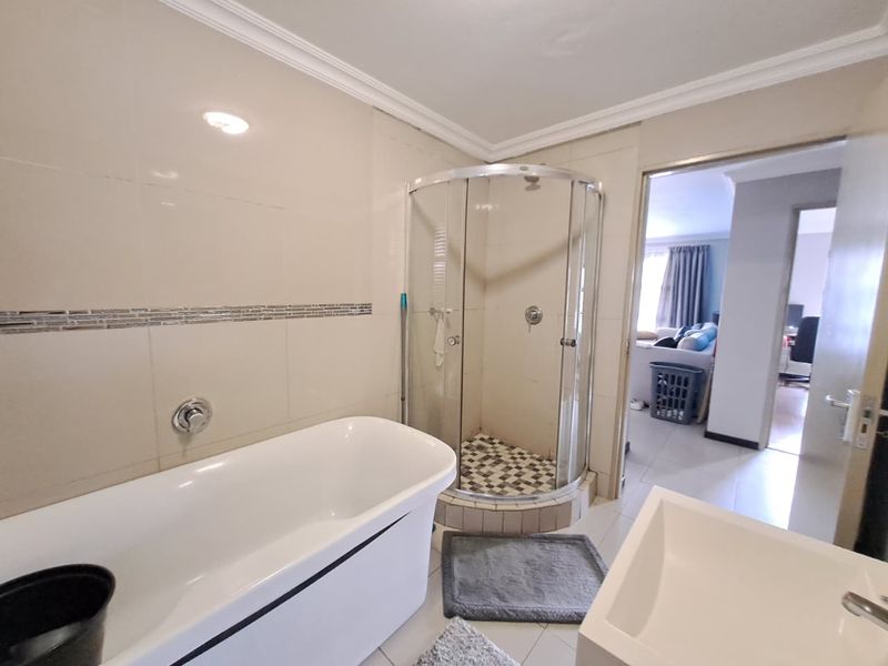 Elegant & Spacious 2-Bedroom Unit with Balcony - Photo 7