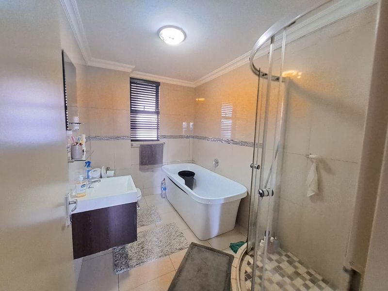 Elegant & Spacious 2-Bedroom Unit with Balcony - Photo 6