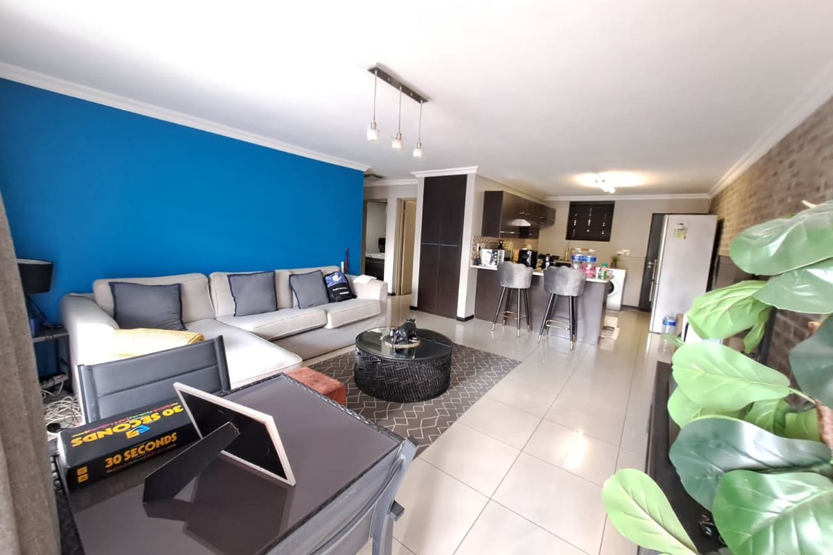 Elegant & Spacious 2-Bedroom Unit with Balcony - Photo 4