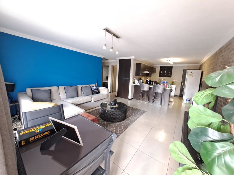 Elegant & Spacious 2-Bedroom Unit with Balcony - Photo 4