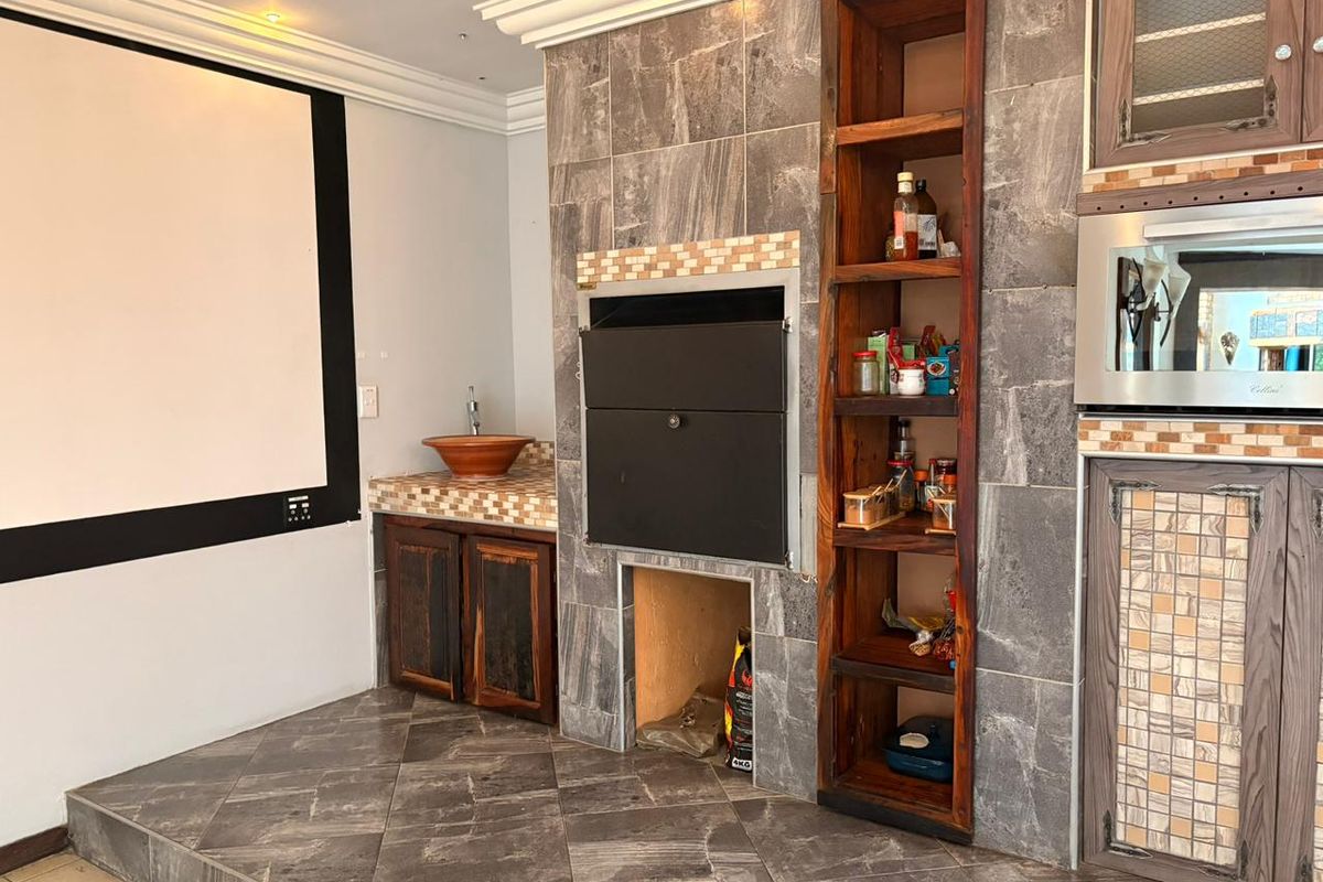 3 Bedroom and 3 Bathroom house For Sale in Helderwyk Estate - Photo 2