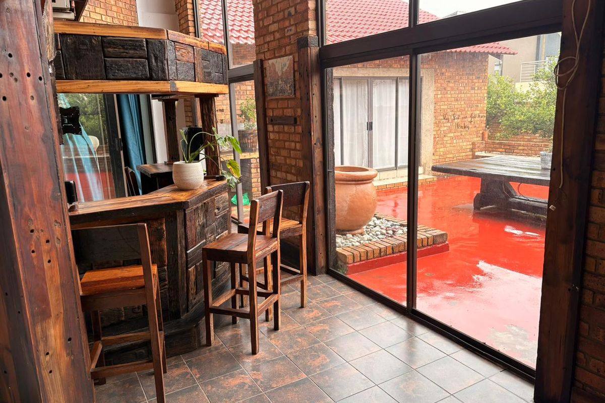 3 Bedroom and 3 Bathroom house For Sale in Helderwyk Estate - Photo 4