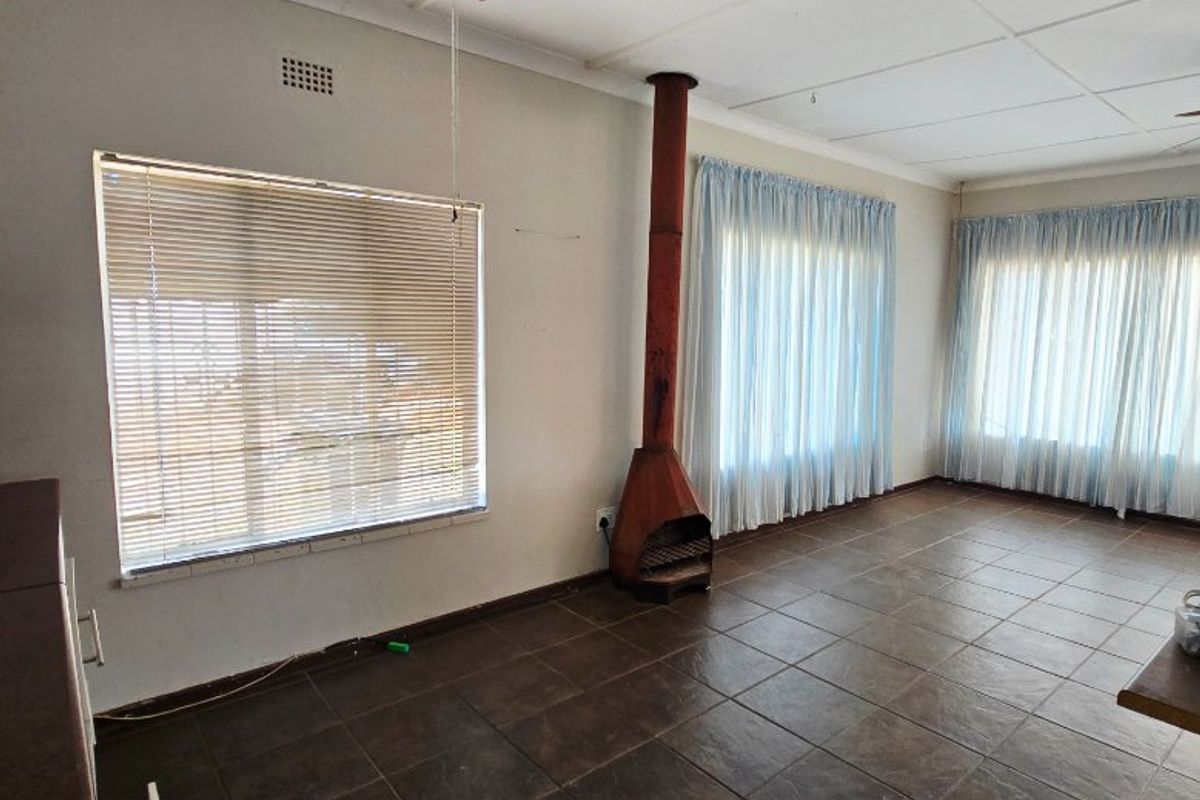 Charming Family Home with Flatlet and Pool in Stilfontein Ext 4 - Photo 2