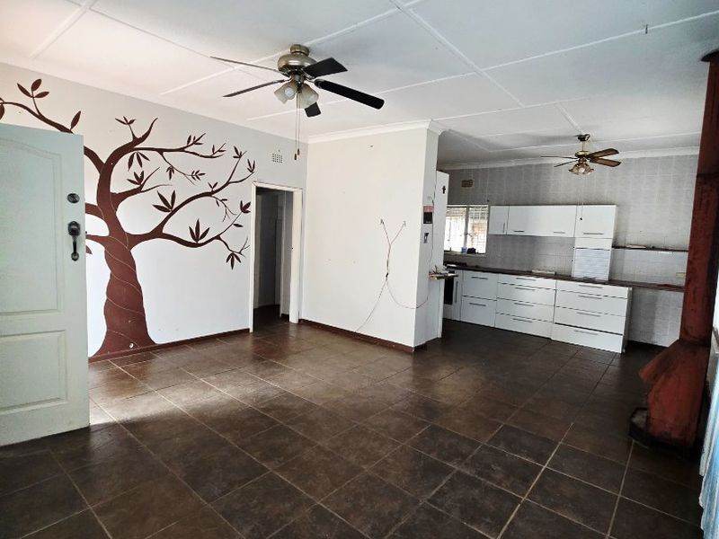 Charming Family Home with Flatlet and Pool in Stilfontein Ext 4 - Photo 5