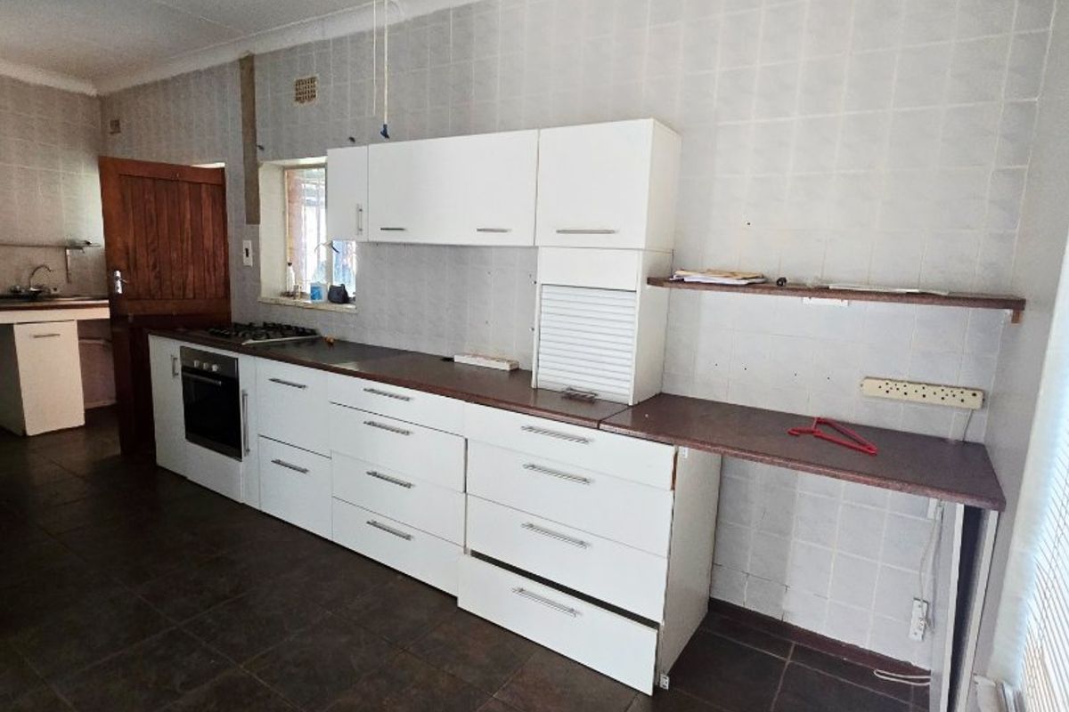 Charming Family Home with Flatlet and Pool in Stilfontein Ext 4 - Photo 4