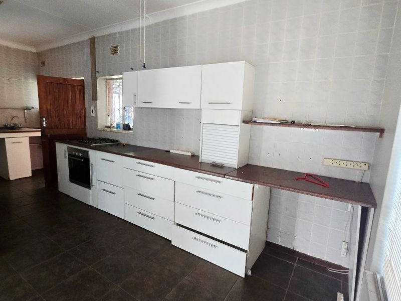 Charming Family Home with Flatlet and Pool in Stilfontein Ext 4 - Photo 4