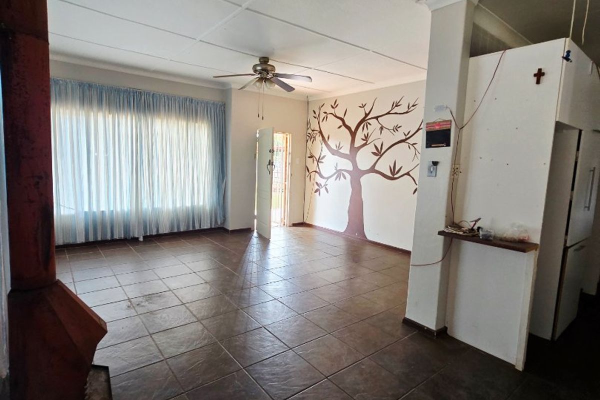 Charming Family Home with Flatlet and Pool in Stilfontein Ext 4 - Photo 3