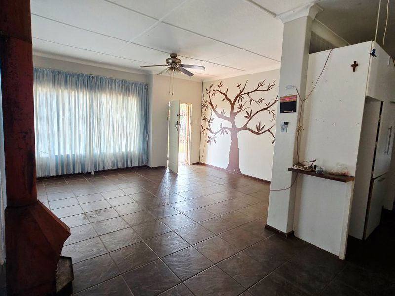 Charming Family Home with Flatlet and Pool in Stilfontein Ext 4 - Photo 3