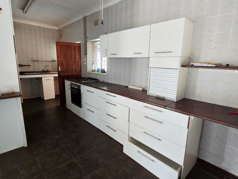 Charming Family Home with Flatlet and Pool in Stilfontein Ext 4 - Photo 7