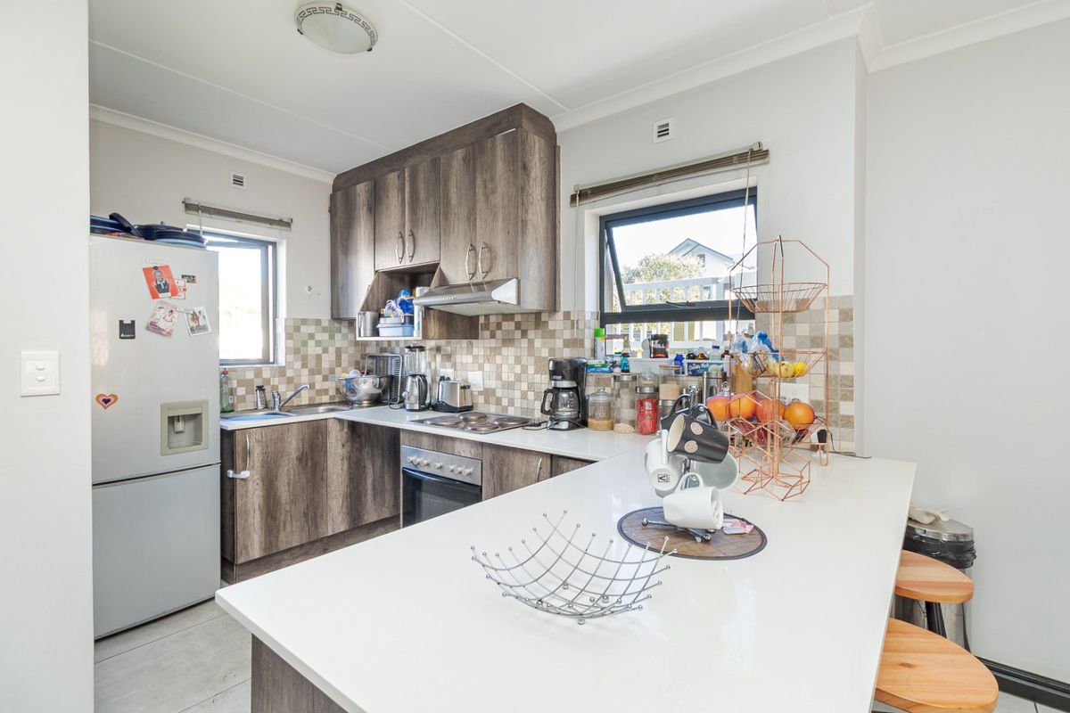 Modern Double-Storey Family Home in Secure Buhrein Estate - Photo 4