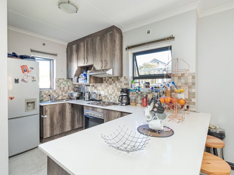 Modern Double-Storey Family Home in Secure Buhrein Estate - Photo 4