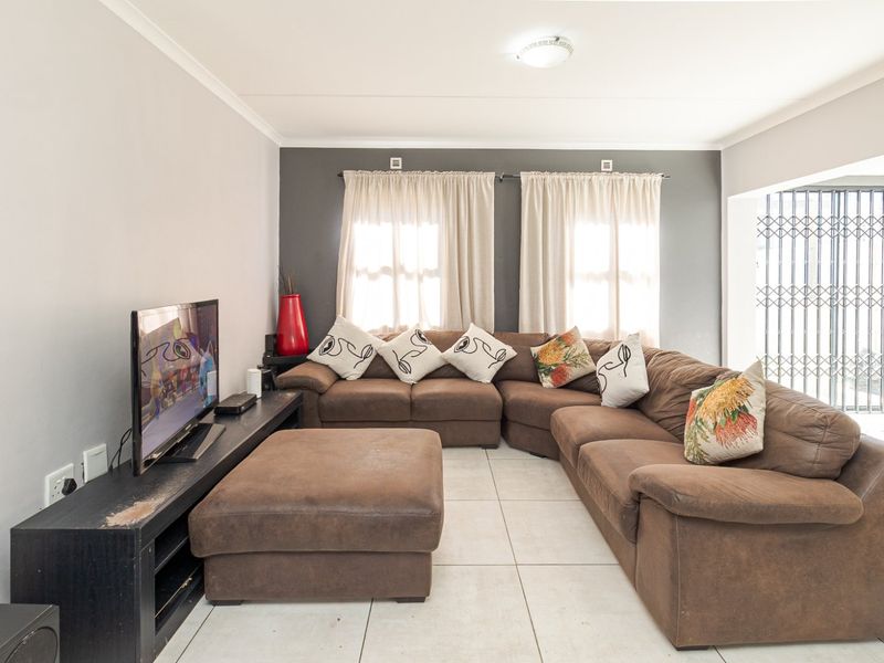 Modern Double-Storey Family Home in Secure Buhrein Estate - Photo 2