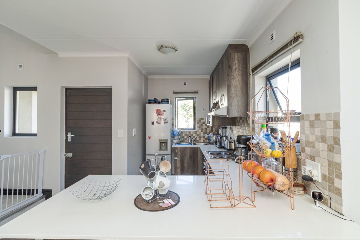 Modern Double-Storey Family Home in Secure Buhrein Estate - Photo 5