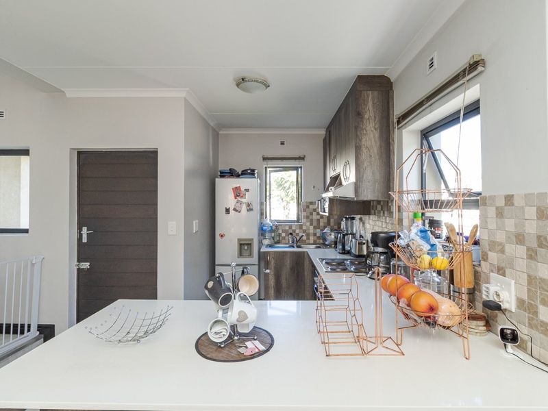 Modern Double-Storey Family Home in Secure Buhrein Estate - Photo 5