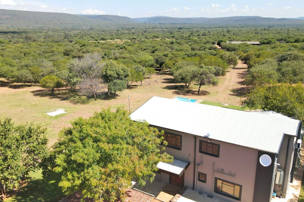 294 ha Game Farm Ellisras with 5 bedrooms and swimming pool - Photo 2