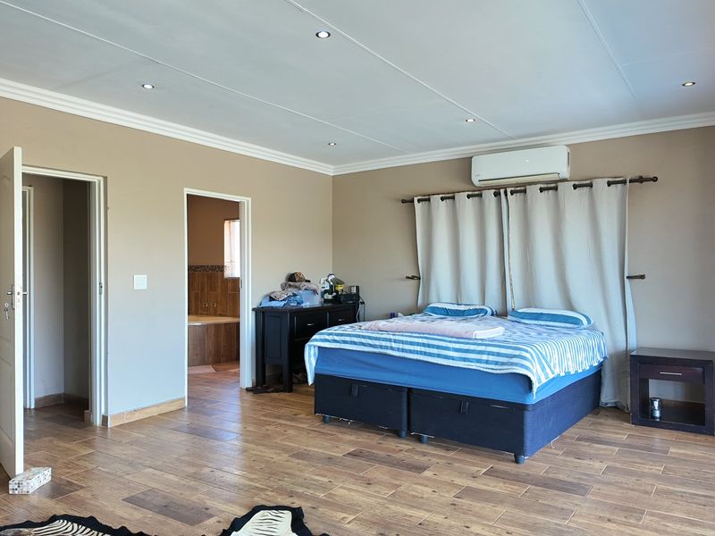 294 ha Game Farm Ellisras with 5 bedrooms and swimming pool - Photo 8